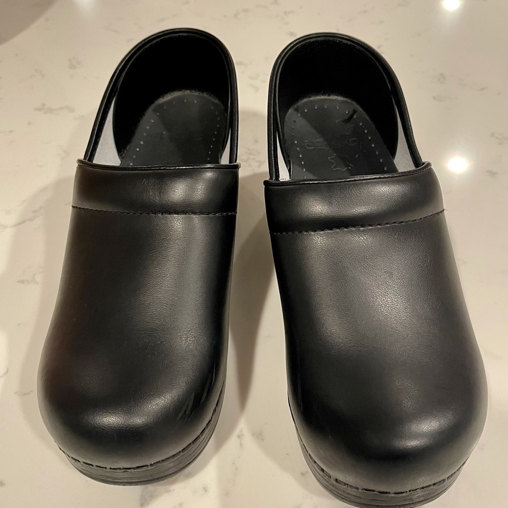 Dansko Professional Black Leather Clogs size 9/39